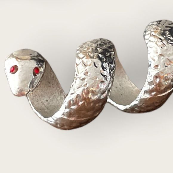 Silver ultra rare snakeskin ring with red stone eyes size 6 - Picture 1 of 5